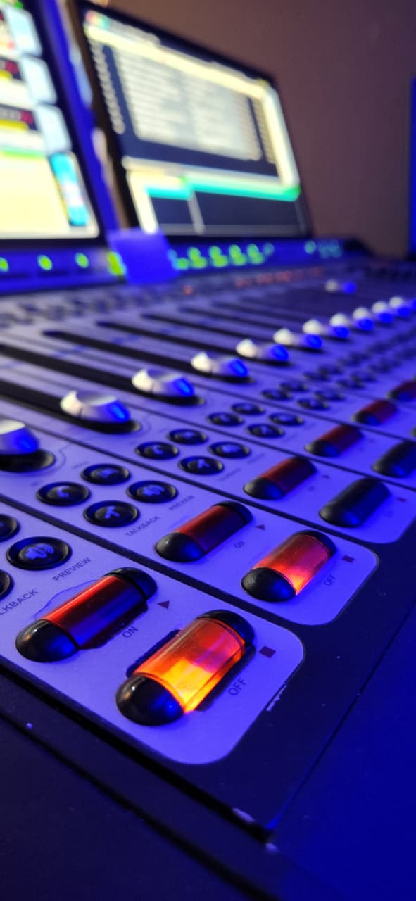 Estúdio Play FM — console de áudio